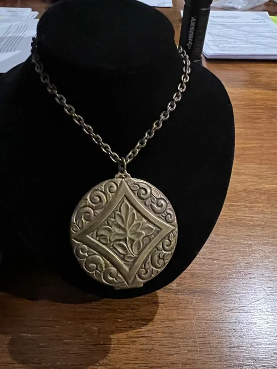 Vintage Ornate hinged Locket with Emerald Green Stone Necklace Pendant! - Picture 4 of 7